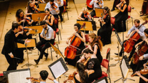 Η Αθηναϊκή Συμφωνική Ορχήστρα Νέων τιμά τον Ιωάννη Πετρόχειλο