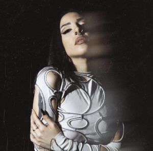 Από την φιλοσοφική…στη μουσική η Foxy Lee και το χόμπι που έγινε επάγγελμα