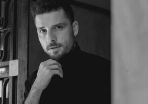 Σπύρος Χατζηαγγελάκης: «Η δουλειά του ηθοποιού είναι να κάνει λάθος και να αποτυγχάνει»