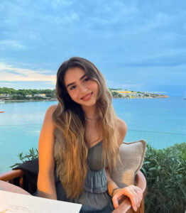 Από «Το Σόι σου» στη Νομική: H Βάσια Γκολφινοπούλου σε έναν ρόλο που γράφει η ίδια