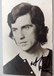 Μιχάλης Μεταξάς. Ο χορευτής που κουβαλά μια ολόκληρη εποχή στα χέρια του