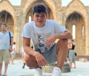 Από το TikTok στη Σκηνή: Ο Άρης Κριτικός Μιλά για την Κωμωδία, το Χιούμορ και τα Όνειρά του