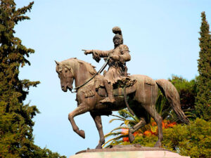 Ο Αδριάντας του Κολοκοτρώνη: Ένα άγαλμα, πολλές ερμηνείες