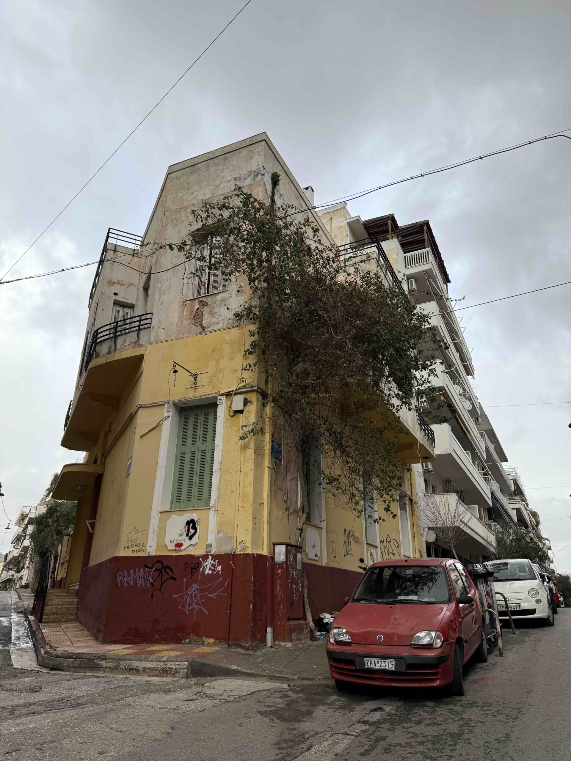 Παγκράτι: παλιές κατοικίες και αστική αρχιτεκτονική Παλιά πολυκατοικία σε γειτονιά του παγκρατίου